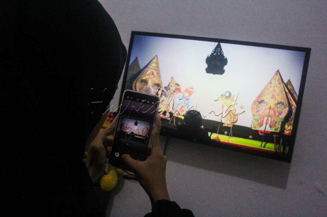 Dinas Kebudayaan DKI Jakarta bekerja sama dengan Museum Wayang menampilkan pagelaran wayang kulit secara daring untuk mempermudah masyarakat menyaksikan siaran tersebut dari mana saja. Penyiaran secara daring tersebut juga bertujuan agar wayang dikenal oleh generasi masa kini. Salah satu hal positif wayang virtual ini adalah jangkauannya yang luas dan tak terbatas sehingga pengenalan wayang menjadi lebih mudah.<br />
<br />
Editor : Yayus Yuswoprihanto