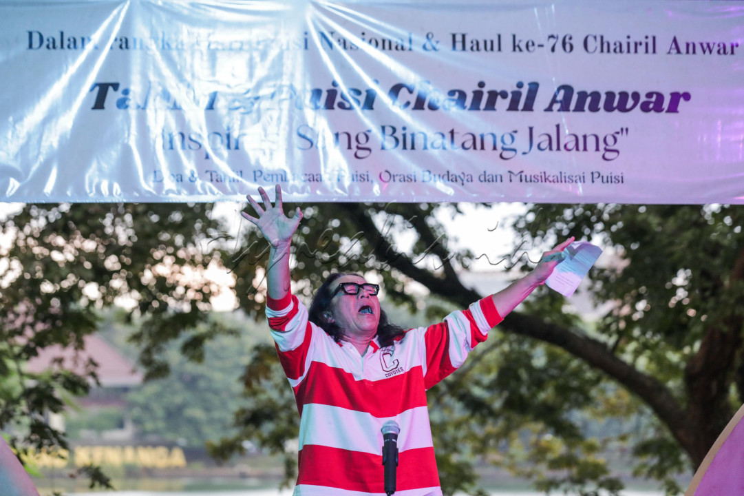 Penyair membawakan puisi karya Chairil Anwar pada acara Tahlil dan Puisi Cinta Chairil Anwar di Makara Art Center, Depok, Jawa Barat.&nbsp;Acara yang diselenggarakan oleh Makara Art Center Universitas Indonesia dan Komoenitas Makara tersebut mengusung tema<em> Inspirasi Sang Binatang Jalang</em> untuk memperingati Hari Puisi Nasional yang jatuh pada 28 April dan haul ke-76 Chairil Anwar.<br />
<br />
&nbsp;