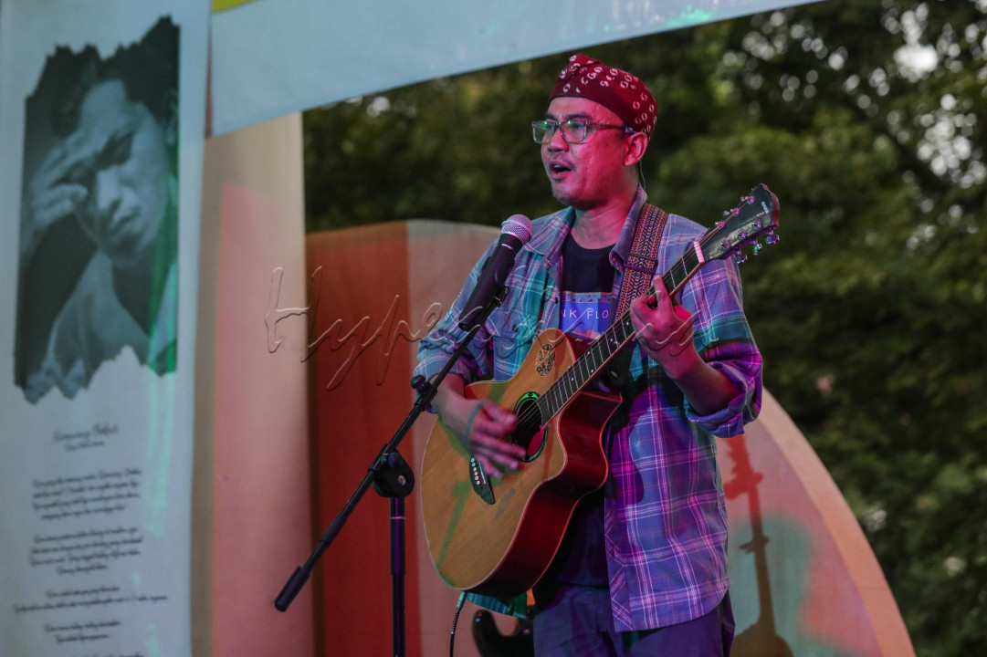 Semasa hidupnya, Chairil diperkirakan telah menulis 96 karya, termasuk 70 puisi. Bersama Asrul Sani dan Rivai Apin, ia dinobatkan oleh H.B. Jassin sebagai pelopor Angkatan '45 sekaligus pelopor puisi modern Indonesia. Puisi-puisinya mencerminkan kedekatan dan keakraban pada Tuhan. Pengakuannya sebagai binatang jalang sebenarnya adalah ketawadluannya di hadapan Tuhan dan manusia, sekaligus tamparan pada mereka yang sok suci dan agamis padahal rakus dan tamak.<br />
<br />
Editor : Yayus Yuswoprihanto