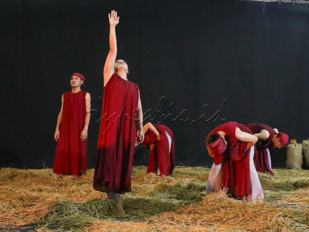Karya ini sebelumnya sudah pernah ditampilkan dua kali pada November dan Desember 2022, yakni di acara Alek Mandeh, Kab. Sijunjung, Sumatra Barat, dan Jakarta International Contemporary Dance Festival (JICON), Jakarta, atas dukungan Kementerian Pendidikan, Kebudayaan, Riset dan Teknologi Republik Indonesia.