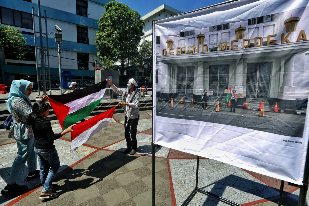 Seniman pantomim dan aktivis Wanggi Hoed (<em>kanan</em>) menampilkan <em>performance art</em> atau seni pertunjukan saat pembukaan Pameran Foto 70 Tahun Konferensi Asia-Afrika (KAA) bertajuk <em>Bandung Spirit: Asia Afrika, Seremoni dan Aksi Solidaritas </em>di Cikapundung Rivers Spot, Bandung, Jawa Barat, Selasa (29/4/2025). Pewarta Foto Indonesia (PFI) Bandung bersama Raws Syndicat dan Solidaritas Seni Bandung menggelar pameran foto dengan menampilkan 46 foto karya 25 fotografer yang ada di Bandung dan Jakarta dari perhelatan KAA 2005 hingga 2025 serta foto aksi dukungan untuk Palestina sebagai pengingat pentingnya peringatan Ke-70 Tahun KAA sekaligus dalam memperkuat solidaritas dukungan untuk Palestina.<br />
&nbsp;