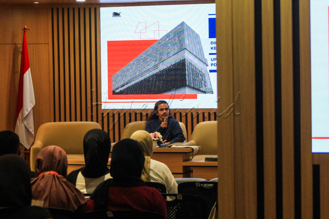 Penulis buku Boy Candra menyampaikan paparannya pada acara <em>Book Talk, Literasi Perasaan : Diskusi Karya Boy Candra</em> di Aula PDS HB Jassin lt.4, Taman Ismail Marzuki, Jakarta, Rabu (30/4/2025). Pada acara ini Boy Candra yang telah menerbitkan 31 buku dengan genre fiksi maupun non fiksi seperti puisi dan novel, berbagi pengalaman pribadinya dalam menghadapi tantangan sebagai penulis di era digital.