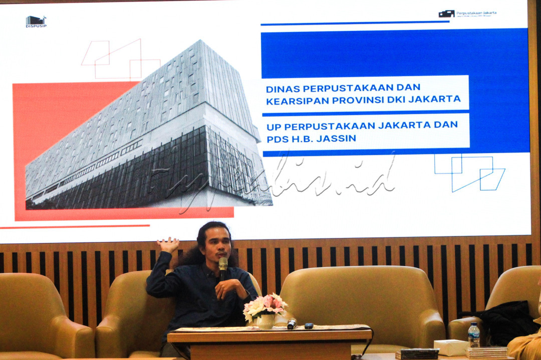 Tidak hanya membahas karya-karya sastranya, Boy Candra juga memberikan tips kepada penulis pemula yang ingin terjun ke dunia literasi. Dia menekankan pentingnya konsistensi dan keberanian untuk mengekspresikan diri, meskipun tulisan pertama mungkin tidak sempurna. Banyak peserta yang mengaku terinspirasi dan termotivasi setelah mengikuti kegiatan ini. Boy Candra berharap melalui acara <em>booktalk</em>&nbsp;tersebut akan tumbuh penulis-penulis baru yang akan memberikan beragam warna di dunia kepenulisan.<br />
<br />
Editor : Yayus Yuswoprihanto