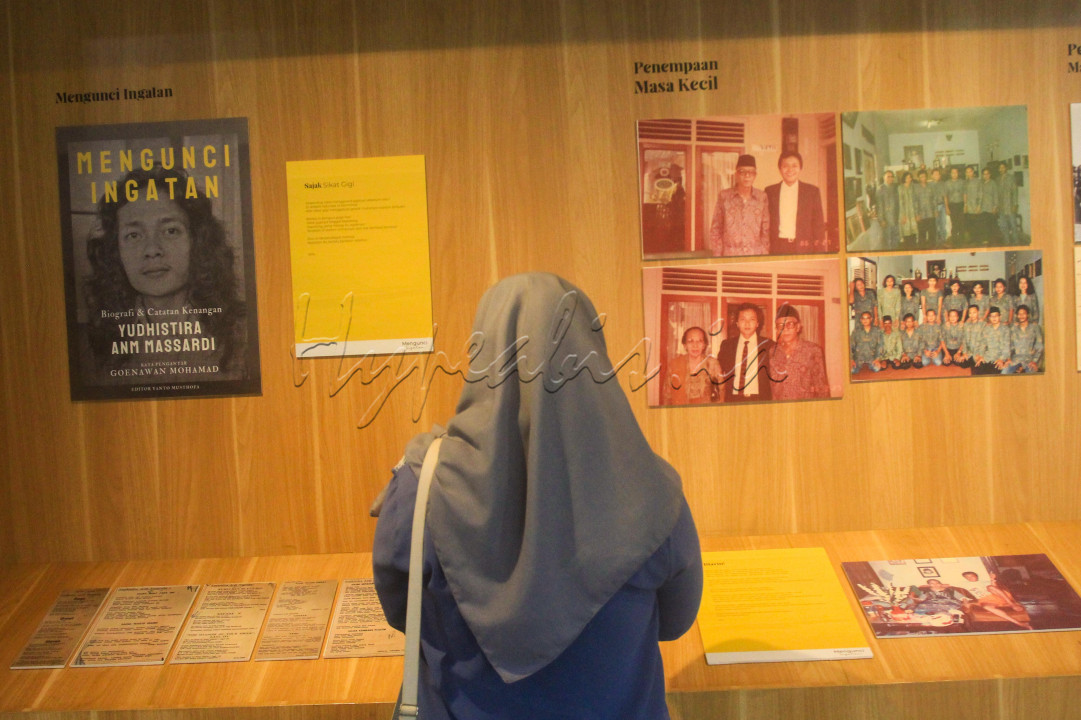 Pengunjung mengamati deretan foto yang dipajang pada Pameran Sastra bertema <em>Mengunci Ingatan: Setahun Kepergian Yudhistira ANM Massardi</em> di Galeri PDS H.B. Jassin, Gedung Ali Sadikin, Taman Ismail Marzuki (TIM), Jakarta. Pameran tersebut diselenggarakan oleh Dinas Perpustakaan dan Kearsipan Daerah (Dispusip) Provinsi DKI Jakarta yang bekerja sama dengan Perpustakaan Jakarta dan Pusat Dokumen Sastra (PDS) H.B. Jassin.<br />
&nbsp;