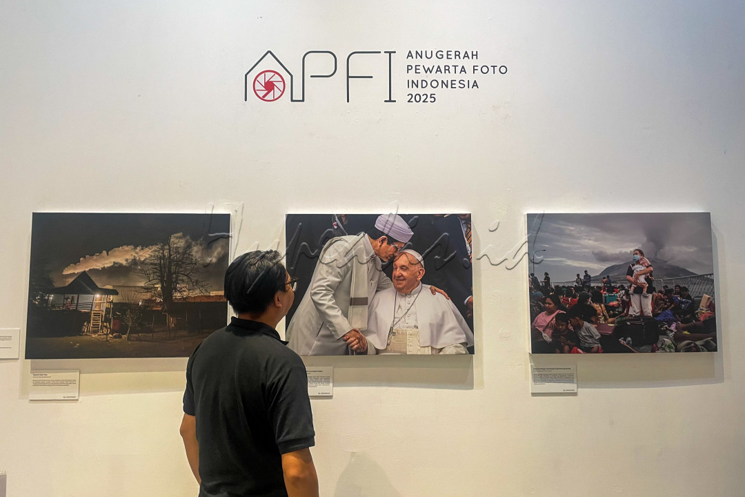 Pengunjung mengamati karya fotografi dari Pewarta Foto Indonesia di Galeri Emiria Soenassa Taman Ismail Marzuki (TIM), Jakarta, Sabtu (3/5/2025). Pameran yang diselengarakan oleh Komite Jurnalisme Berkualitas ini dalam rangka memperingati Hari Kebebasan Pers Sedunia 2025.