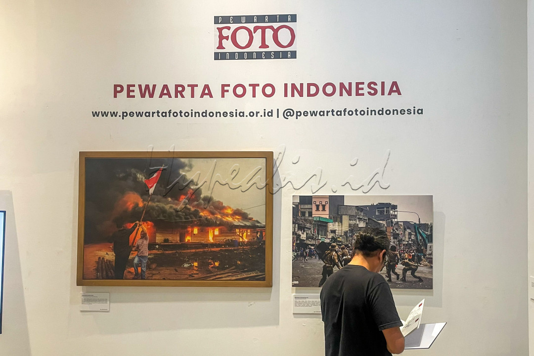 Pameran menampilkan 5 karya foto dari anggota Pewarta Foto Indonesia yaitu foto Evakuasi Erupsi Gunung Ruang dari Andry Saptutra/PFI Makassar, Kunjungan Paus Fransiskus ke Istiqlal dari Dhemas Reviyanto/PFI Jakarta, Kiamat Sudah Dekat dari Iqbal Lubis/PFI Makassar, Selamatkan Merah Putih dari Jessica Wuysang/PFI Pontianak, dan Tawuran Manggarai dari Priyombodo/PFI Jakarta.<br />
<br />
Editor : Yayus Yuswoprihanto