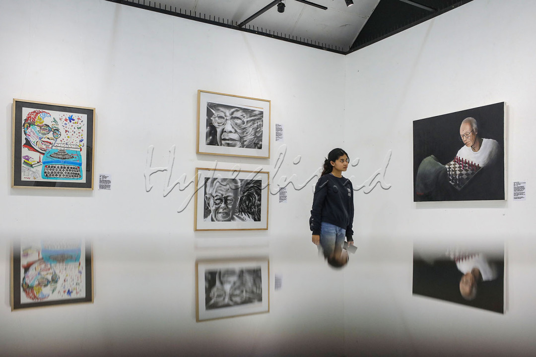 Pengunjung melihat karya yang ditampilkan pada pameran seni rupa <em>Tribute to</em> Pramoedya Ananta Toer dengan tajuk <em>Jejak Langkah dalam Pertarungan</em> di Balai Budaja, Jakarta, Jumat (2/5/2025). Pameran ini merupakan pintu masuk untuk kembali berpikir kritis dan reflektif terhadap situasi zaman dengan mengenang dan membaca karya sastra Pramoedya Ananta Toer yang dimaknai ulang dan diperluas melalui media seni rupa dengan berbagai dimensi gagasan para senimannya.&nbsp;<br />
&nbsp;