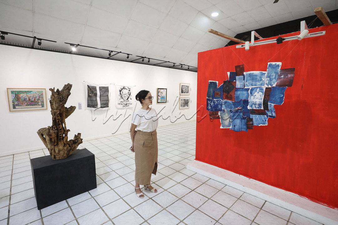 Pameran yang dikuratori oleh Mayek Prayitno tersebut berlangsung hingga 10 Mei 2025 dengan menampilkan karya dari 32 perupa yang bermuatan isu-isu sosial politik yang terus menyuarakan ketidakadilan dan ketimpangan sosial.<br />
<br />
&nbsp;