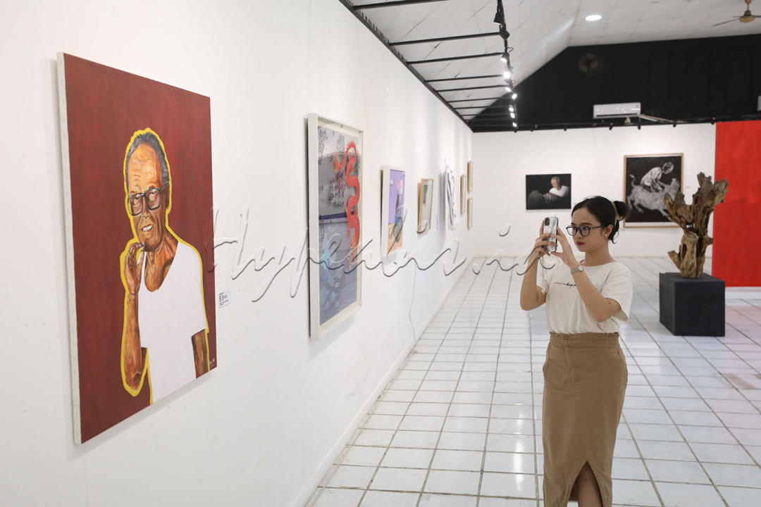 Mayek Prayitno mengatakan, selain melakukan pembacaan ulang terhadap karya-karya Pram, pameran ini juga berupaya membangkitkan kembali pikiran-pikiran kritis yang yang pernah dirisalahkan penulis Tetralogi Pulau Buru dalam bahasa rupa dengan situasi hari ini. Menurut Mayek, apa yang dikisahkan Pram di dalam karya-karyanya, seperti isu penindasan, hingga ketimpangan ekonomi hingga saat ini masih terus terjadi di Tanah Air. Oleh karena itu, penting untuk dilakukan kembali secara mendalam apa yang sebenarnya menjadi penyebab dari dekadensi tersebut.&nbsp;