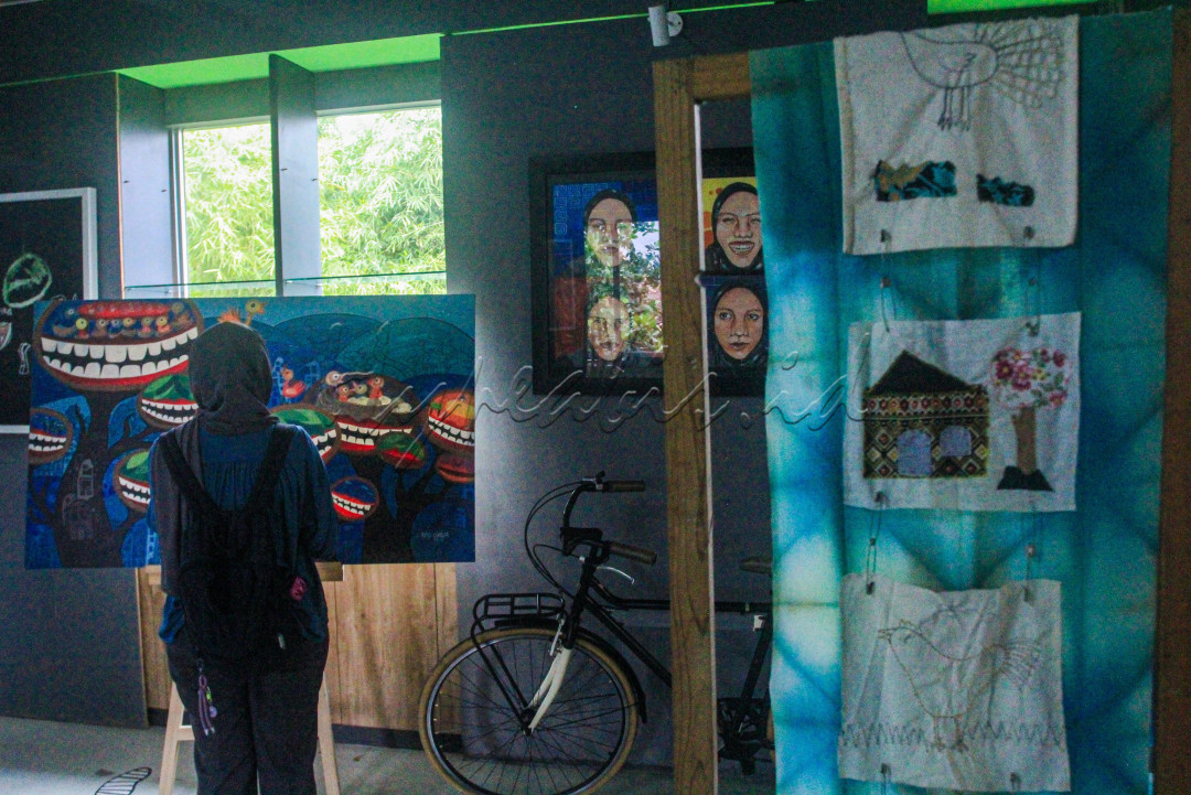 Pengunjung mengamati karya seni pada pameran seni di Palakali Creative Art Space and Gallery, Beji, Depok, Rabu (7/5/2025).