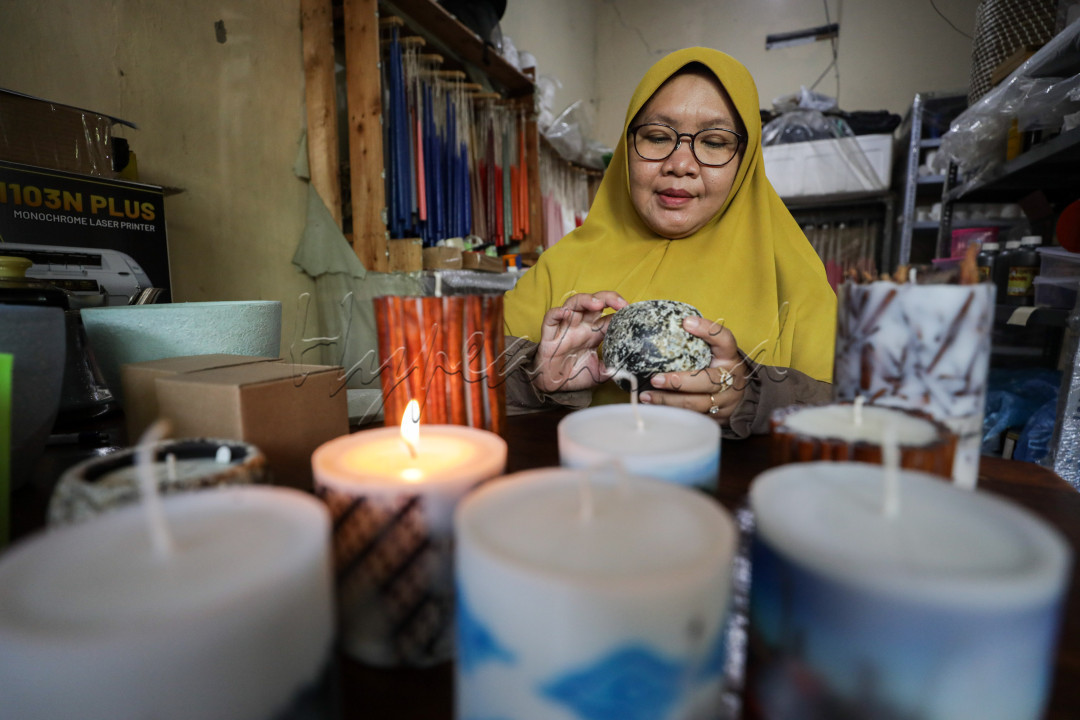 Dari dapur sederhana yang dipenuhi wangi lembut beeswax dan palm, tangan-tangan terampil memulai perjalanan panjang sebuah lilin, dari cairan hangat hingga menjadi karya penuh makna. Setiap tetes lilin yang meleleh seolah membawa doa dan harapan, menyatu dalam bentuk yang sederhana namun penuh cinta.