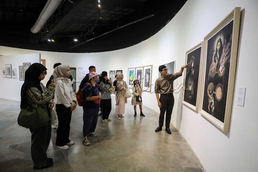 Peserta mengikuti acara jalan bareng Genhype melihat Pameran bertajuk Marka/Matriks di Galeri Salihara, Jakarta, Sabtu (10/5/2025). Hypeabis mengajak para pembaca setianya untuk berkunjung dan berkeliling melihat pameran tersebut yang menghadirkan beragam karya seni cetak grafis kontemporer dari 30 seniman lokal dan mancanegara. Sebanyak 105 karya dengan berbagai teknik cetak grafis ditampilkan pada pameran yang akan berlangsung hingga 18 Mei 2025.<br />
&nbsp;