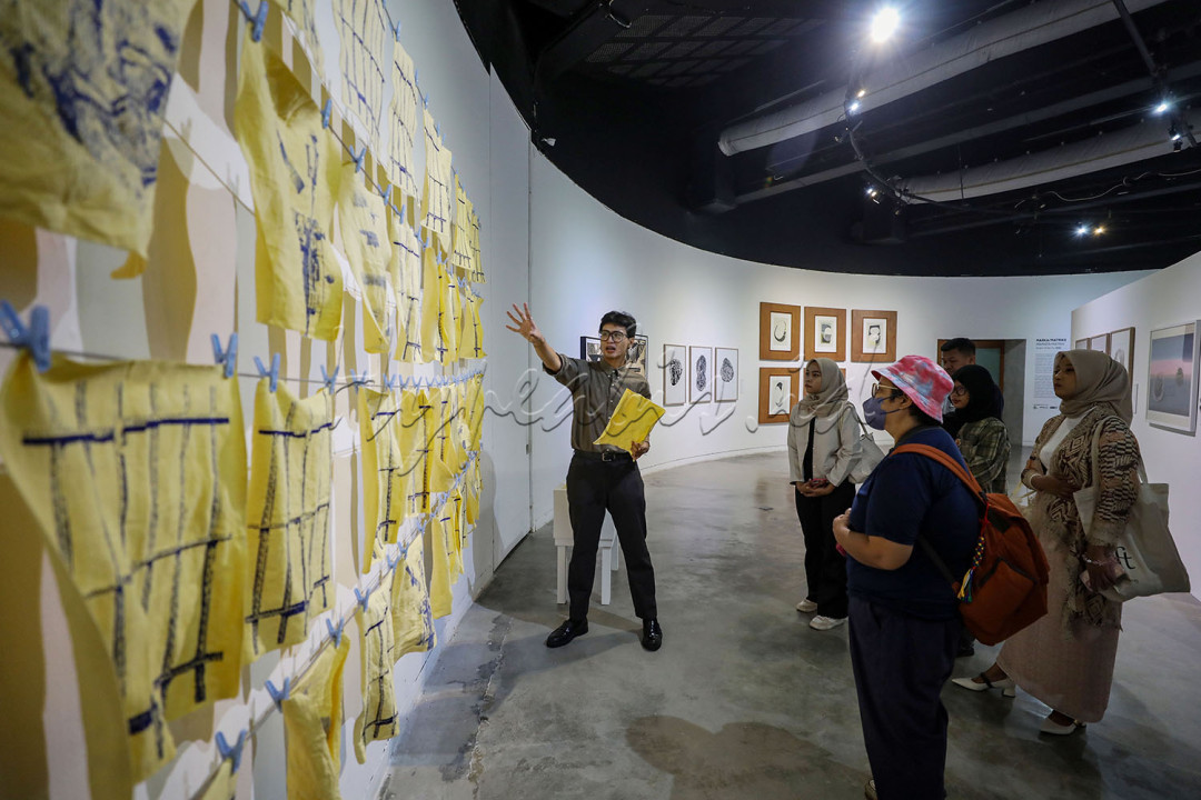 Kurator Galeri Komunitas Salihara, Asikin Hasan, menjelaskan seni cetak grafis kontemporer bukan sekadar teknik mencetak gambar pada media tertentu, melainkan sebuah ruang yang luas untuk bereksperimen, berdialog, dan berinteraksi antara berbagai disiplin ilmu.
