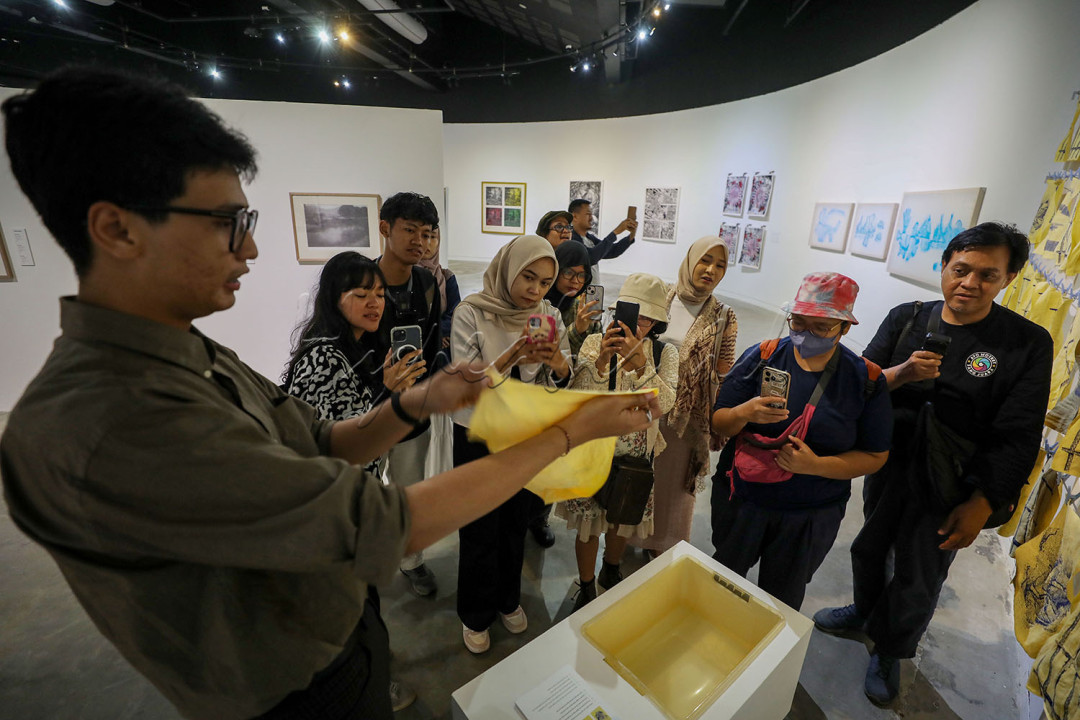 Dia menambahkan para seniman yang berpartisipasi dalam pameran ini tidak hanya mengandalkan teknik yang sudah ada, tetapi juga berani untuk mengeksplorasi bahan-bahan alternatif dan alat yang tidak biasa.<br />
<br />
Editor : Nurul Hidayat