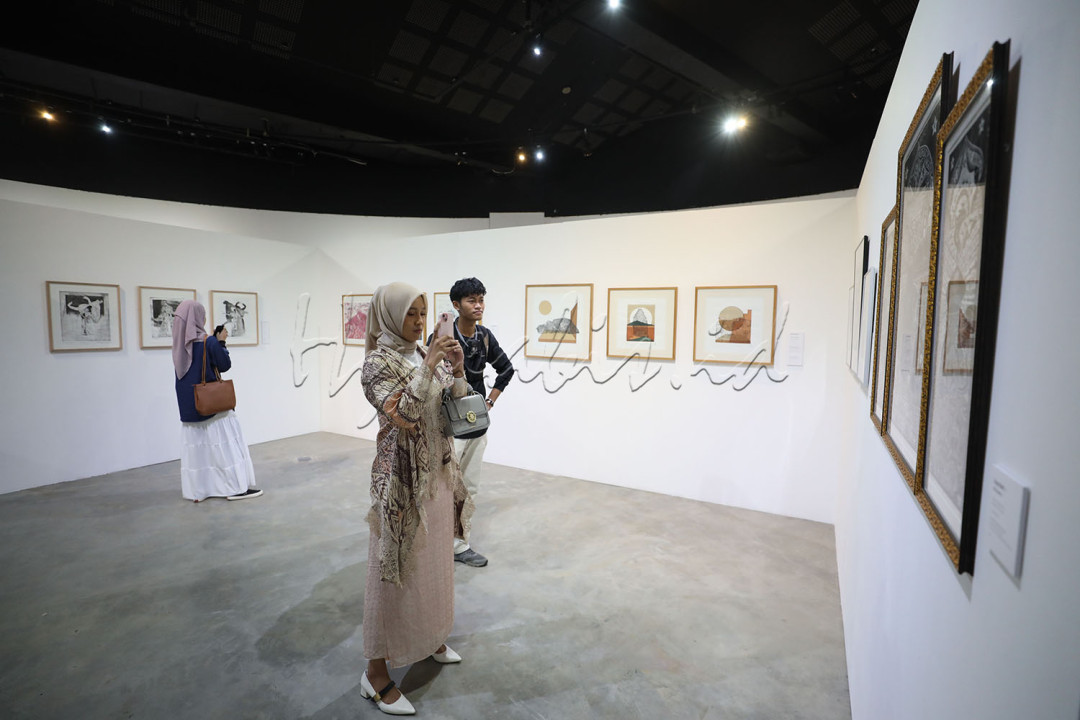 Pameran Marka/Matriks menjadi semacam ruang untuk merenungkan kembali hubungan antara aksi dan wadah, antara jejak dan arsip, antara yang sementara dan yang abadi dalam konteks seni cetak grafis.