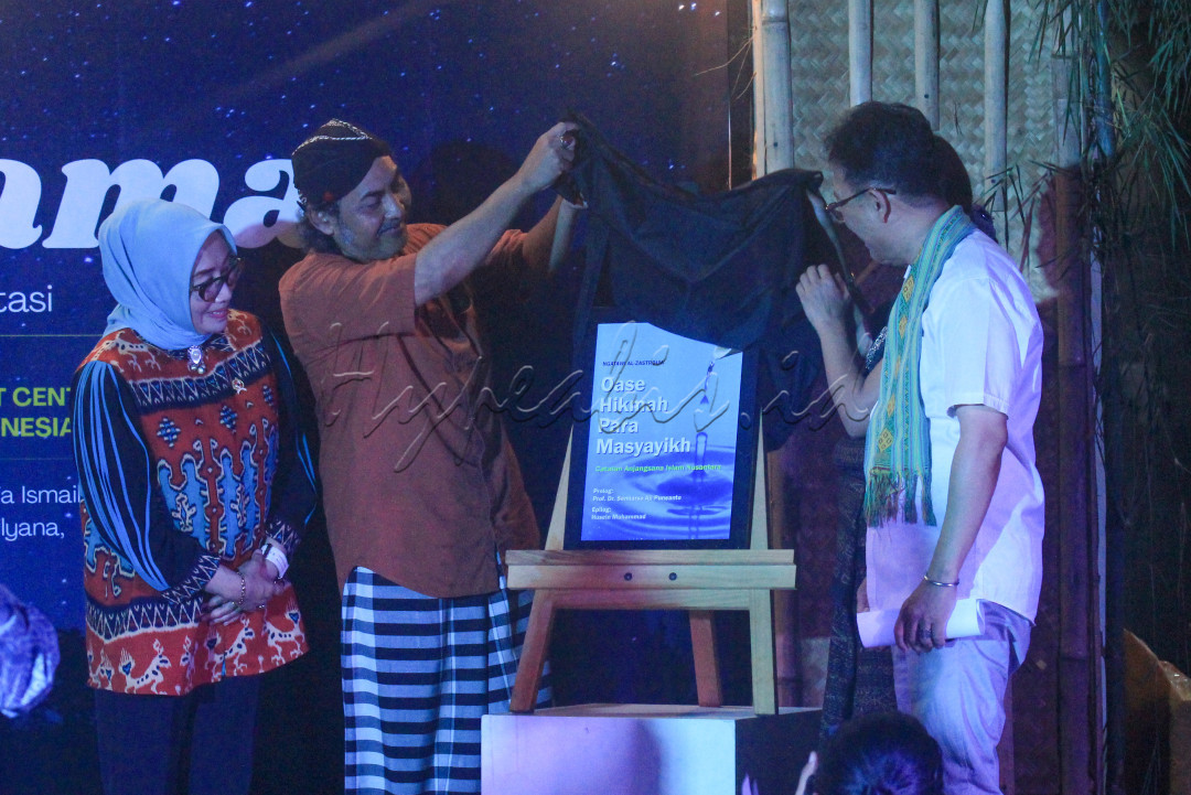 Budayawan Ngatawi Al-Zastrow (<em>kedua kiri</em>) didampingi istri sekaligus Menteri Pemberdayaan Perempuan dan Perlindungan Anak Arifatul Choiri Fauzi (<em>kiri</em>) meluncurkan buku karyanya yang berjudul <em>Oase Hikmah Para Masyasyikh </em>dalam acara Majelis Nyala Purnama di Gedung Makara Art Center, Universitas Indonesia, Depok, Jawa Barat, Rabu (14/5/2025).