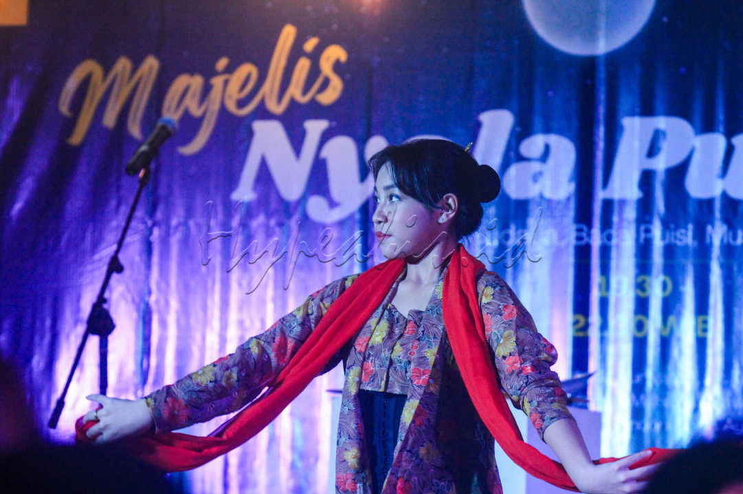 Acara ini menampilkan beberapa pentas seni seperti pencak silat, menari, musik, pembacaan puisi oleh beberapa seniman seperti Fitra Manan, Mustafa Ismail, Tora Kundera, Willy Ana, Swara SeadaNya, Mahwi Air Tawar, Tatty Aprilyana, M. Elbar Syahputra, Indonesiana Ayuningtyas, dan ditutup dengan meditasi oleh Turita Indah Setyani.