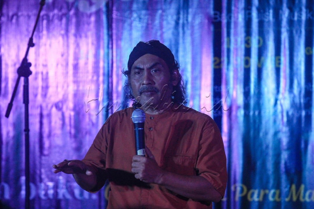 Ngatawi Al-Zastrow adalah seorang budayawan dari kalangan nahdliyin dan memilih kebudayaan sebagai jalan dakwahnya. Menurutnya, melalui kebudayaan Al-Zastrouw berkeyakinan nilai-nilai ajaran Islam yang <em>rahmatan lil alamin</em> justru akan lebih mudah diterima masyarakat luas.<br />
<br />
Editor : Yayus Yuswoprihanto