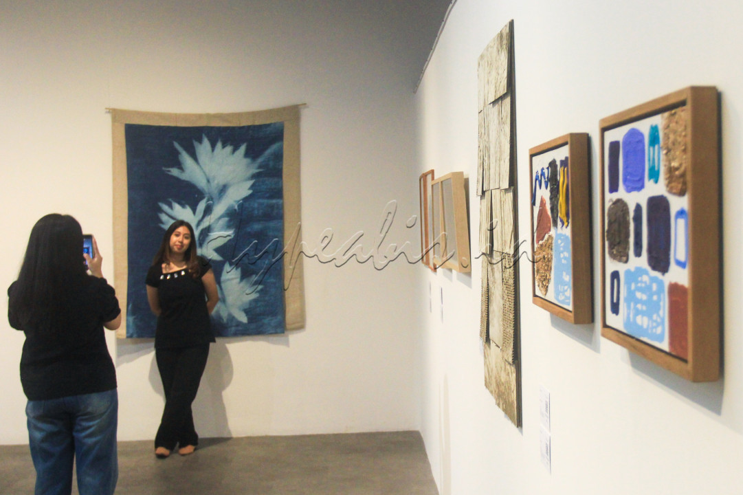 Pengunjung berfoto di depan karya seni yang dipamerkan di ISA Art Gallery, Jakarta. Pameran hasil kolaborasi antara tiga galeri seni kontemporer di Asia Tenggara yaitu MONO8 (Manila), ISA Art Gallery (Jakarta), dan Richard Koh Fine Art (Singapura/Bangkok) tersebut berlangsung hingga 20 Juni 2025 dengan mengusung tema<em> A Fold In Time</em>.