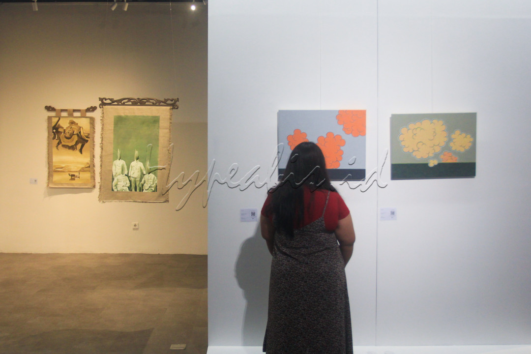 Bergerak melintasi wilayah, pameran ini mempertemukan para seniman dari berbagai latar belakang praktik seni dalam sebuah dialog yang mengeksplorasi persinggungan dan pertentangan yang hadir<br />
dalam karya mereka.<br />
<br />
&nbsp;