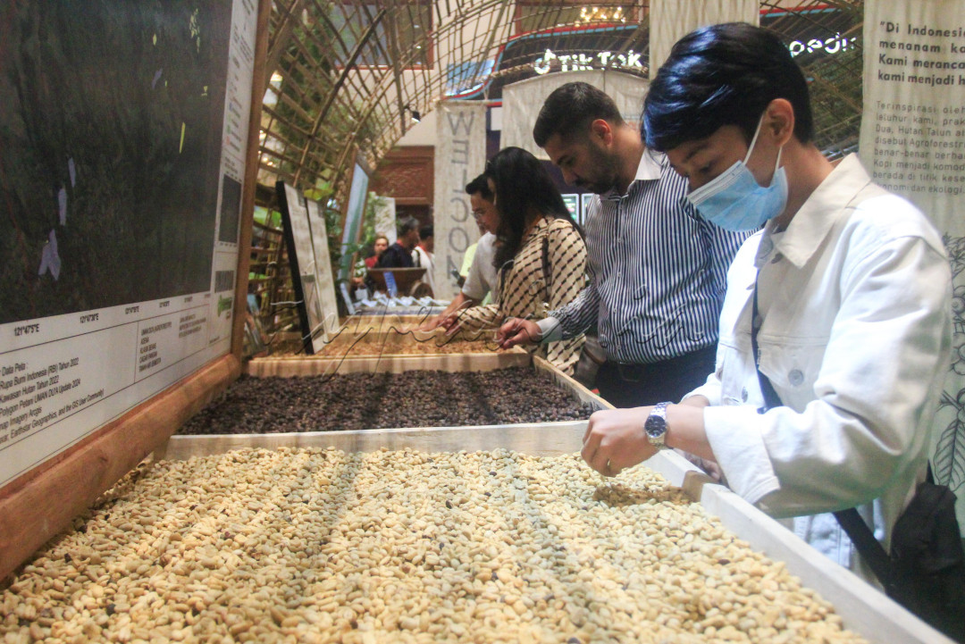 Pengunjung melihat biji kopi di salah satu stan peserta World of Coffee (WoC) Jakarta 2025 di Jakarta International Convention Center (JICC), Jakarta, Kamis (15/5/2025). Acara yang berlangsung hingga 17 Mei 2025 tersebut bertujuan untuk memperkenalkan kopi Indonesia kepada dunia sekaligus sebagai ruang dialog antara pelaku industri kopi, pemerintah, dan mitra strategis.&nbsp;