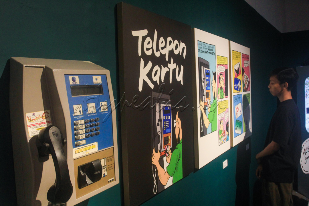Melalui nostalgia dan humor, Mice mengajak pengunjung untuk merenung dan memilih secara sadar. Pameran ini bukan sekadar mengingatkan masa lalu, tapi juga menjadi seruan untuk merebut kembali makna dalam komunikasi kita di era yang serba instan dan terfragmentasi.<br />
<br />
Editor : Yayus Yuswoprihanto
