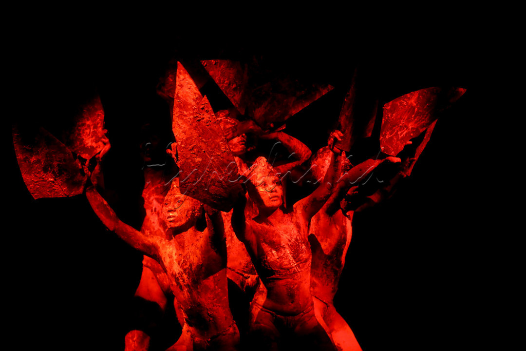<div>Seniman yang tergabung dalam Prehistoric Body Theater mementaskan&nbsp;<em>Ghosts of Hell Creek: Stone Garuda</em> pada gladi resik di Teater Salihara, Jakarta, Jumat (16/5/2025). Pentas tersebut memadukan elemen paleontologi, mitologi, dan seni pertunjukan modern. Berlatar di Hell Creek Formation, sebuah situs fosil terkenal di Amerika Utara yang menyimpan jejak kehidupan dari Zaman Kapur akhir, kisah ini membawa penonton menelusuri jejak roh-roh prasejarah yang bangkit kembali dalam bentuk simbolik dan mistis. Salah satu roh paling kuat adalah Stone Garuda, makhluk legendaris yang&nbsp;merepresentasikan kekuatan, kebangkitan, dan konflik antara masa lalu dan masa kini.<br />
&nbsp;</div>

<div><br />
&nbsp;</div>