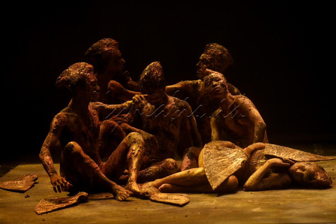 Tema utama dari <em>Ghosts of Hell Creek: Stone Garuda</em> adalah pencarian makna di tengah puing-puing masa lalu. Penonton diajak merenung: apakah kita hanya penonton dalam siklus kehancuran dan kebangkitan bumi? Atau justru kita pewaris cerita yang harus dijaga dan disampaikan? Dengan balutan atmosfer yang misterius dan megah, pertunjukan ini menjadi pengalaman teatrikal yang tak hanya menghibur, tapi juga menggugah kesadaran akan sejarah dan warisan alam yang tak ternilai.<br />
<br />
Editor : Yayus Yuswoprihanto
<div>&nbsp;</div>

<div>&nbsp;</div>