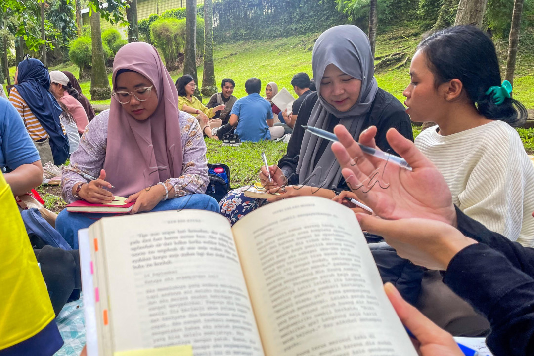 Setelah membaca buku bersama, para peserta kemudian mendiskusikan tentang isi buku yang dibacanya. Gerakan membaca buku yang berada di bawah naungan Indonesia Book Party ini telah tersebar di 30 titik di Indonesia, mulai dari Sumatra, Jawa, Kalimantan, hingga Sulawesi.