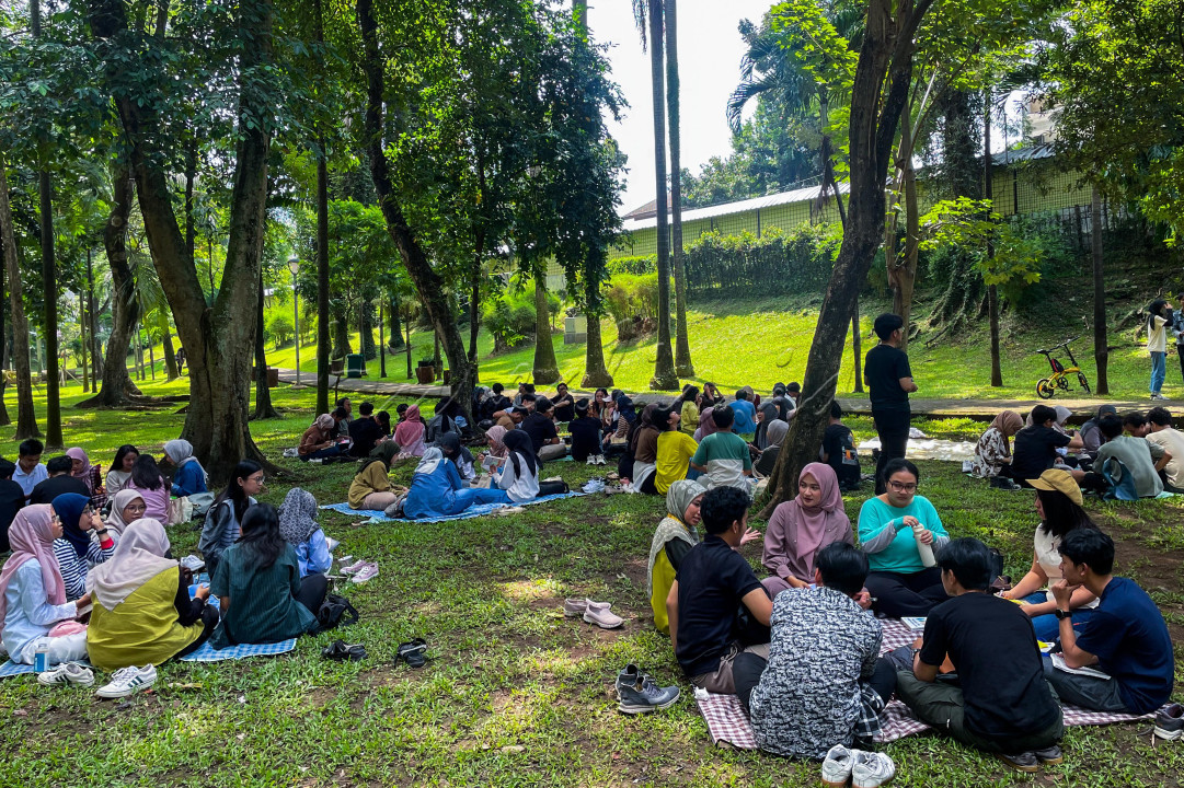 Tak hanya membaca buku, peserta juga membagikan hal menarik dari buku yang telah dibaca. Kegiatan yang rutin diikuti oleh puluhan orang ini berlangsung setiap akhir pekan pada pagi atau sore hari dan bersifat terbuka untuk umum, jadi siapapun bisa datang dan mengikutinya. Genhype berminat ikut...?<br />
<br />
Editor : Yayus Yuswoprihanto
