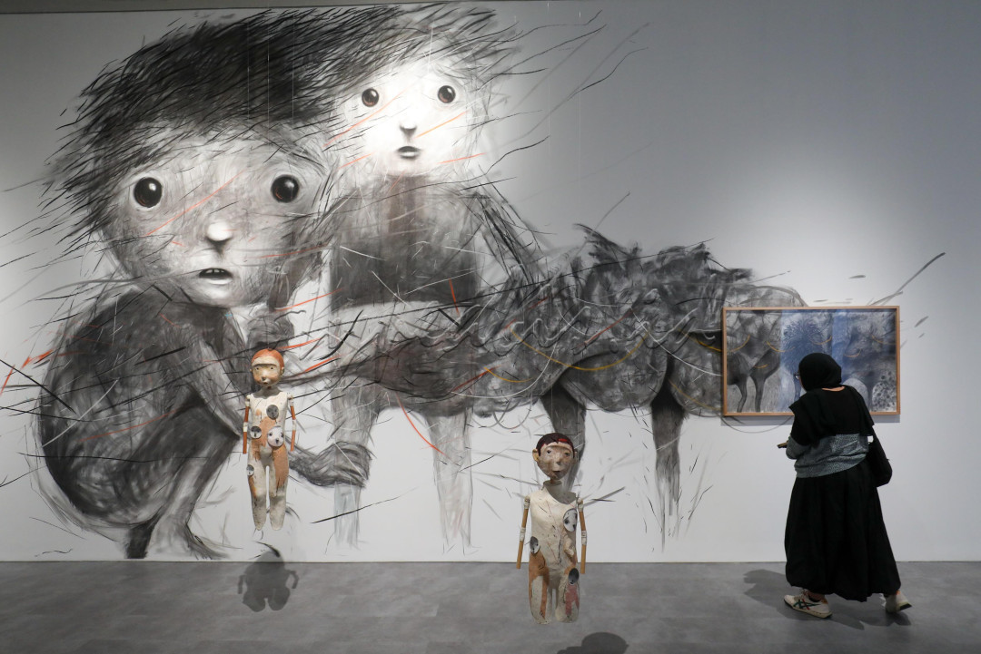 Pengunjung mengamati karya seni dalam pameran Once Was di ara Contemporary, Jakarta. Pameran yang berlangsung dari 17 Mei hingga 21 Juni 2025 ini menampilkan karya Iwan Effendi berupa gambar bergerak, lukisan, dan ilustrasi di atas kertas.