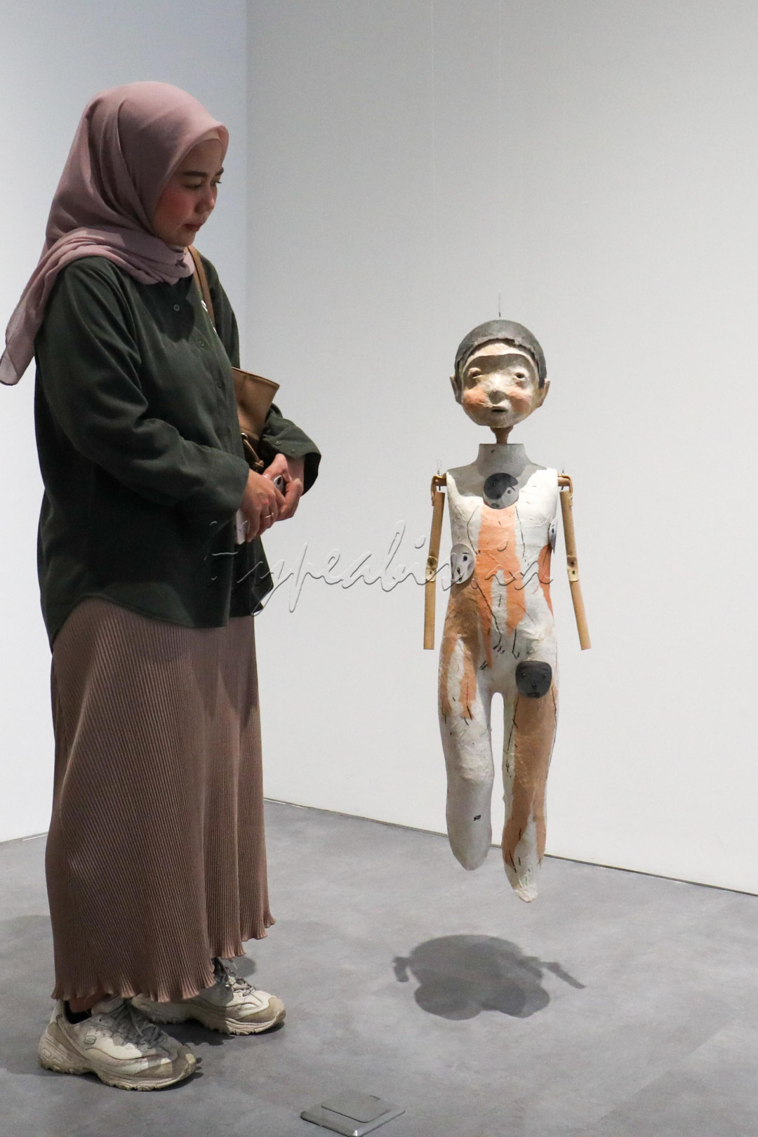 Iwan Effendi, yang dikenal dengan latar belakangnya sebagai seniman wayang, kembali mengangkat dunia pewayangan dalam bahasa visual yang segar. Ia membawa semangat dan filosofi pertunjukan boneka ke dalam karya-karyanya yang penuh makna.