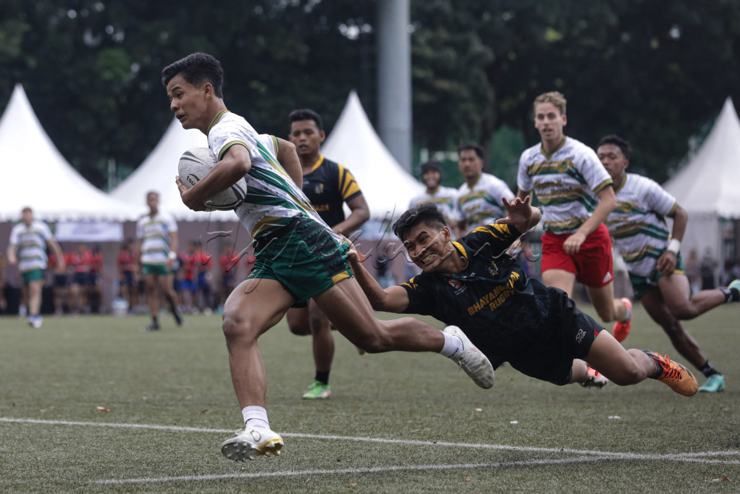 Turnamen yang berlangsung hanya satu hari ini bukan sekadar ajang kompetisi, melainkan adu gengsi, adrenalin dan keberanian. Kecepatan dan kekuatan menjadi faktor penting pada olahraga rugby. Ketika peluit ditiup sang wasit, para pemain saling dorong dan beradu fisik untuk berebut bola, menghasilkan harmoni benturan yang mencerminkan tekad dan tujuan. Setiap pertandingan berdurasi sepuluh menit, cukup singkat.
<div>&nbsp;</div>