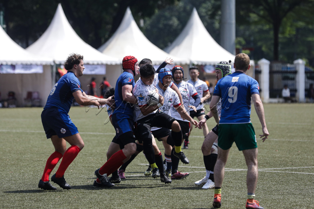 Dalam hitungan menit yang melaju cepat, terekam berbagai peristiwa di lapangan dengan beragam ekspresi para pemain. Lapangan menjadi panggung, dan para pemainnya bagaikan aktor yang memainkan peran kegigihan dan semangat berjuang yang tak mudah padam.
<div>&nbsp;</div>
