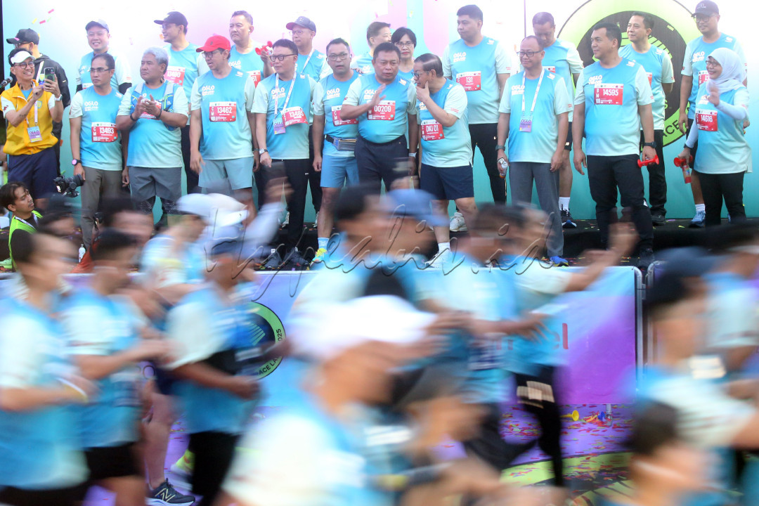 Gubernur DKI Jakarta Pramono Anung (keempat kanan) bersama Direktur Utama Telkom Indonesia Ririek Adriansyah (kelima kanan) melepas peserta Digiland Run 2025 di kawasan Gelora Bung Karno, Jakarta, Minggu (18/5/2025). Lomba lari tahunan ini diikuti lebih dari 20.000 peserta yang dibagi menjadi tiga kategori yaitu 5K, 10K, dan 21,1K (<em>Half Marathon</em>).