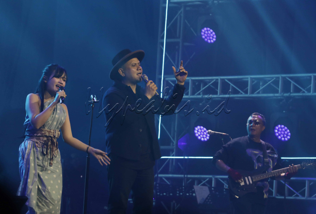 Penampil berikutnya adalah Padi Reborn. Grup musik asal kota Surabaya ini mengawali dengan lagu Menanti Sebuah Jawaban. Saat membawakan lagu berjudul Langit Biru, Fadly sang vokalis Padi, berduet dengan Fanny Soegi.<br />
<br />
&nbsp;