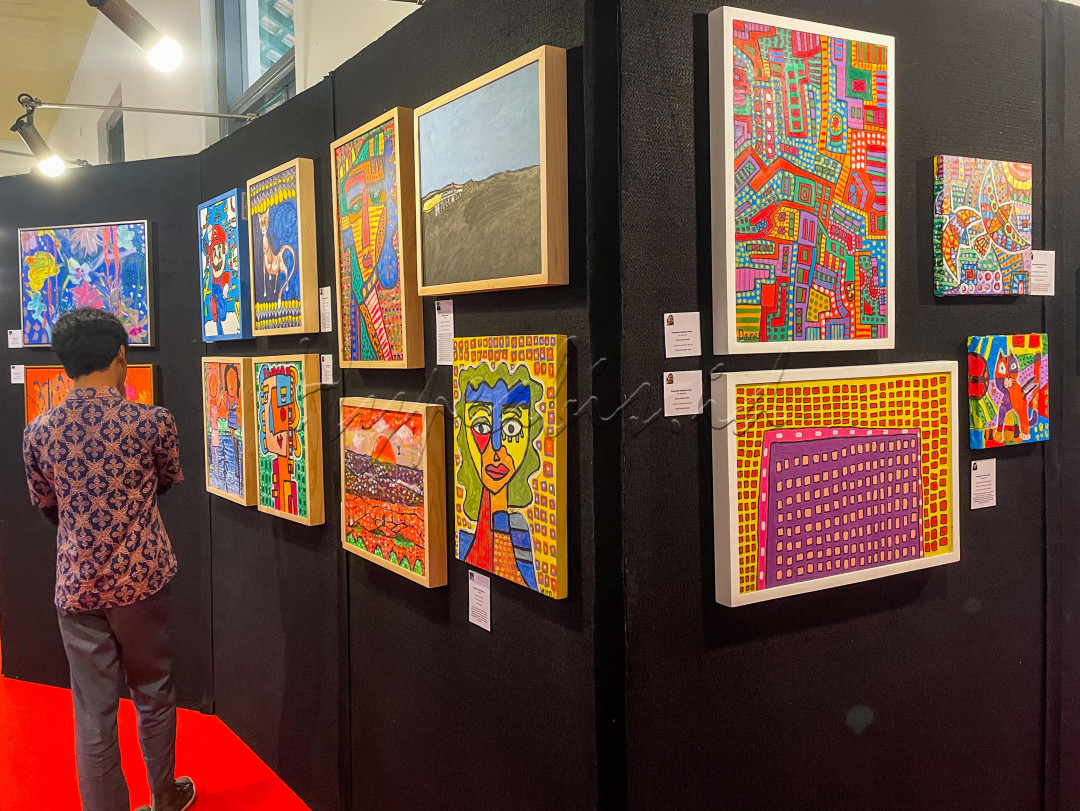Pengunjung mengamati lukisan karya seniman disabilitas yang dipajang pada pameran Bangkit dan Berdaya&nbsp;di Museum Kebangkitan Nasional, Jakarta, Selasa (20/5/2025).&nbsp;Pameran yang menampilkan 85 lukisan karya 60 seniman penyandang disabilitas dari komunitas Outsider Art dan siswa dari Sekolah Darurat Kartini tersebut digelar dalam rangka memperingati Hari Kebangkitan Nasional 2025.