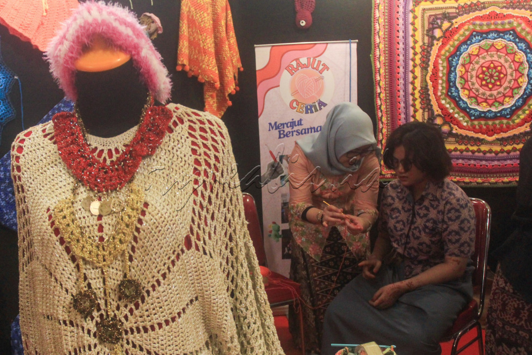 Tak pelak, pameran ini menjadi semacam ruang alternatif yang memberi tempat pada mereka yang jarang mendapat panggung. Misalnya, Outsider Art Jakarta menampilkan karya dari para penyandang disabilitas yang selama ini lebih sering dianggap objek terapi daripada subjek kreatif.&nbsp;