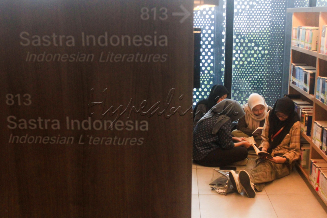 Pengunjung membaca buku di Perpustakaan Jakarta, Taman Ismail Marzuki, Jakarta, Senin (19/5/2025). Dinas Perpustakaan dan Kearsipan (DISPUSIP) DKI Jakarta mencatat terdapat peningkatan jumlah pengunjung mencapai 53 persen setelah diadakannya perpanjangan jam pelayanan dari 17.00 WIB menjadi 22.00 WIB