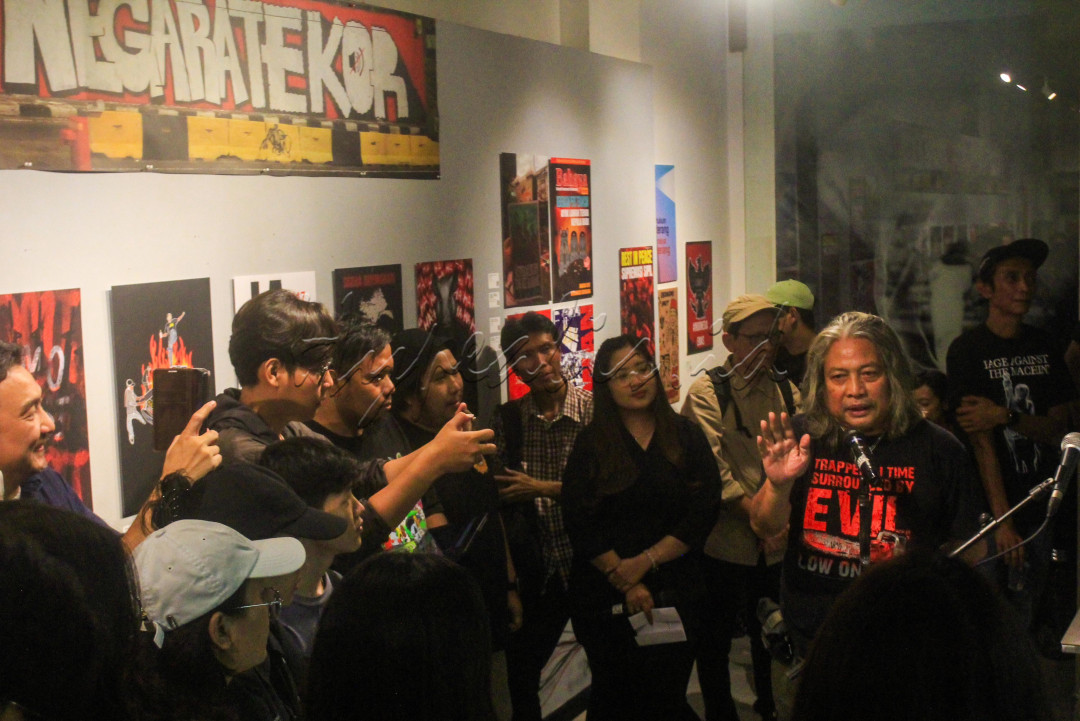 Kurator Oscar Motuloh memberikan kata sambutan saat pembukaan pameran visual karya orang muda Vox Populi, Fox They, di galeri Tabir Mata Waktu, Jakarta, Rabu (21/5/2025). Kumpulan karya visual ini merupakan data dan arsip yang diperoleh dari para seniman grafis yang mengkritisi pengesahan RUU TNI dan juga sebagai simbol perlawanan rakyat terhadap aparat pemerintahan yang semena-mena dan melakukan ketidakadilan di segala bidang secara sistematis.