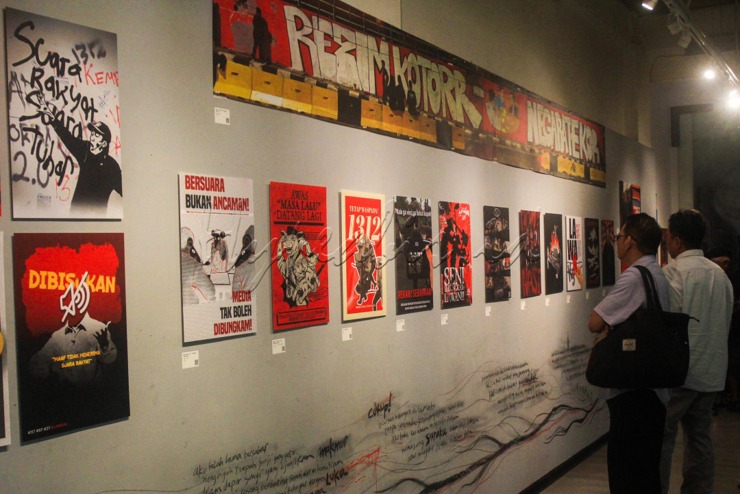 Pameran yang berlangsung hingga 7 Juni 2025 ini menampilkan 26 karya anak muda yang merupakan kolaborasi antara FSRD Universitas Tarumanegara, Geofisial dan Yayasan Riset Visual MataWaktu yang bertujuan mengangkat ekspresi publik dan isu sosial melalui medium visual.