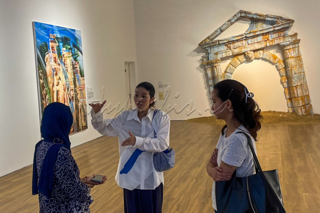Seniman Kei Imazu (tengah) berbincang dengan pengunjung saat Pameran <em>The Sea is Barely Wrinkled</em> di Museum Macan, Jakarta, Kamis (22/5/2025).&nbsp;Pameran tunggal karya perupa Jepang tersebut digelar hingga Oktober 2025.<br />
&nbsp;