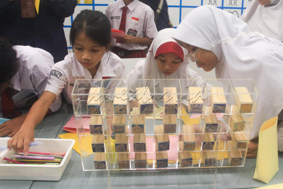 Ruang seni anak karya perupa Adi Sundoro tersebut menghadirkan instalasi partisipatif yang akan mengajak anak-anak untuk membayangkan menjadi warga yang aktif dan peduli dalam membangun komunitas perkotaan sesuai dengan impian mereka.