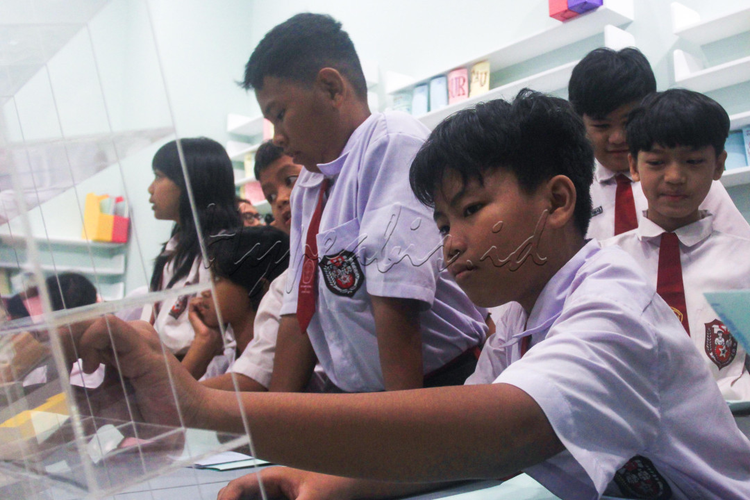 Aktivitas-aktivitas tersebut terinspirasi dari praktik artistik Adi Sundoro dalam seni cetak dan pendekatan berorientasi komunitas, mengubah galeri menjadi ruang sipil yang digerakkan oleh kreativitas dan kolaborasi.<br />
<br />
Editor : Yayus Yuswoprihanto