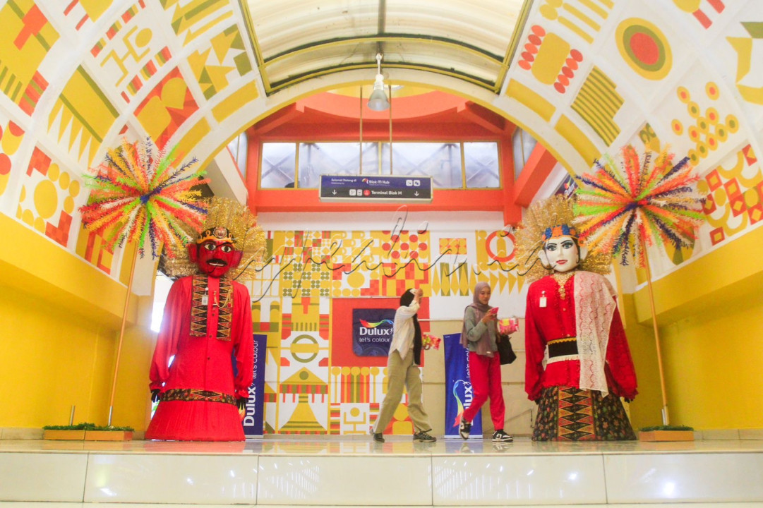 Sejumlah warga melintas di Blok M Hub, Jakarta, yang dihias dengan ornamen khas Betawi, Senin (26/5/2025).&nbsp;Pemasangan ornamen tersebut sekaligus menandai pencanangan HUT ke-498 Kota Jakarta dengan mengangkat tema Jakarta Kota Global dan Berbudaya.