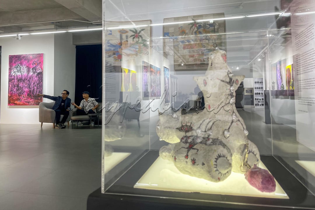 Menampilkan karya tiga seniman baru yaitu Khadir Supartini, Kuncir Sathya Viku, dan M.S. Alwi. pameran ini berkontribusi pada wacana seni kontemporer dan global melalui ekspresi artistik yang mendalam dan bermakna. Konsep<em> In Flux</em> menangkap fluiditas dunia dan identitas yang berubah.