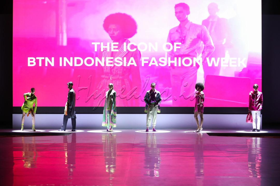 Indonesia Fashion Week (IFW) 2025 resmi dibuka dan akan berlangsung hingga 1 Juni 2025 di Jakarta Convention Center (JCC). Mengusung tema <em>Ronakultura Jakarta</em>, IFW tahun ini menyoroti kekayaan budaya Jakarta sebagai kota yang dinamis, tempat bertemunya tradisi dan gaya hidup kontemporer. Lebih dari 200 desainer dan 200 tenant dari seluruh Indonesia turut serta dalam acara ini dengan menampilkan koleksi yang memadukan wastra tradisional dengan desain modern.&nbsp;