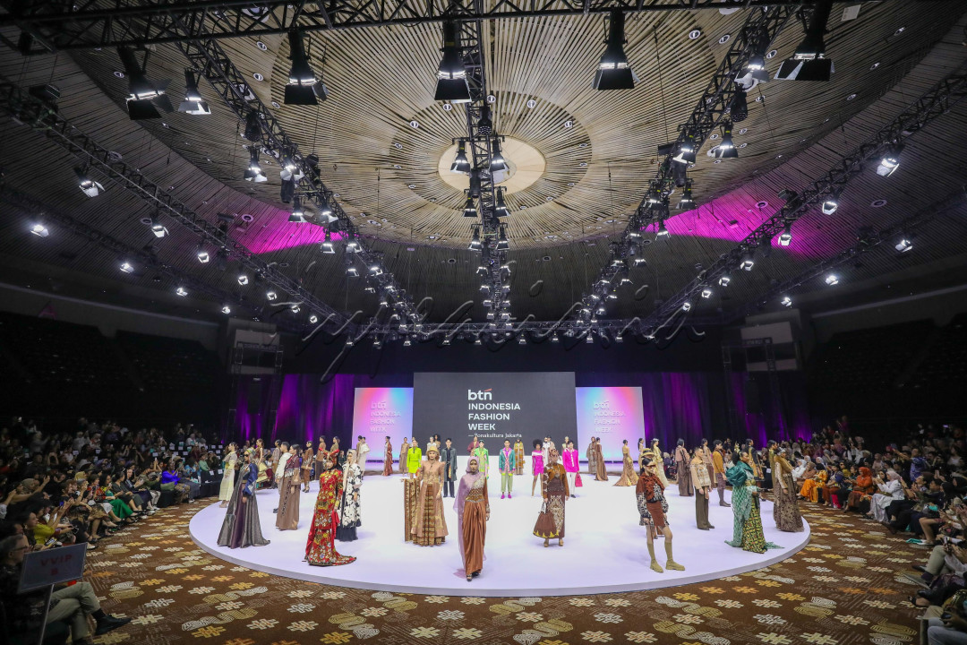 Pada hari pertama, panggung IFW 2025 didominasi oleh warna mocca, yang diprediksi menjadi tren warna tahun ini. Berbagai kain tradisional seperti batik Jawa, songket Sumatra, ulos Toba, dan tapis Lampung dipamerkan dalam koleksi para desainer. Kehadiran warna mocca memberikan nuansa hangat dan elegan, memperkuat kesan otentik pada setiap busana yang ditampilkan.&nbsp;