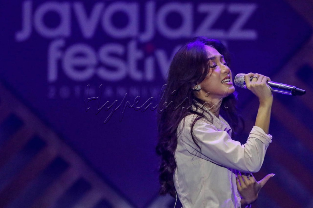 Dengan iringan para pemain band yang solid membuat penampilan Astri makin asyik dinikmati para penonton. Astri kemudian melanjutkan dengan lagu-lagu yang kebanyakan ditulisnya sendiri mulai <em>Ground Zero x Pizza Pepperoni</em> hingga <em>When You, Were Mine</em>.