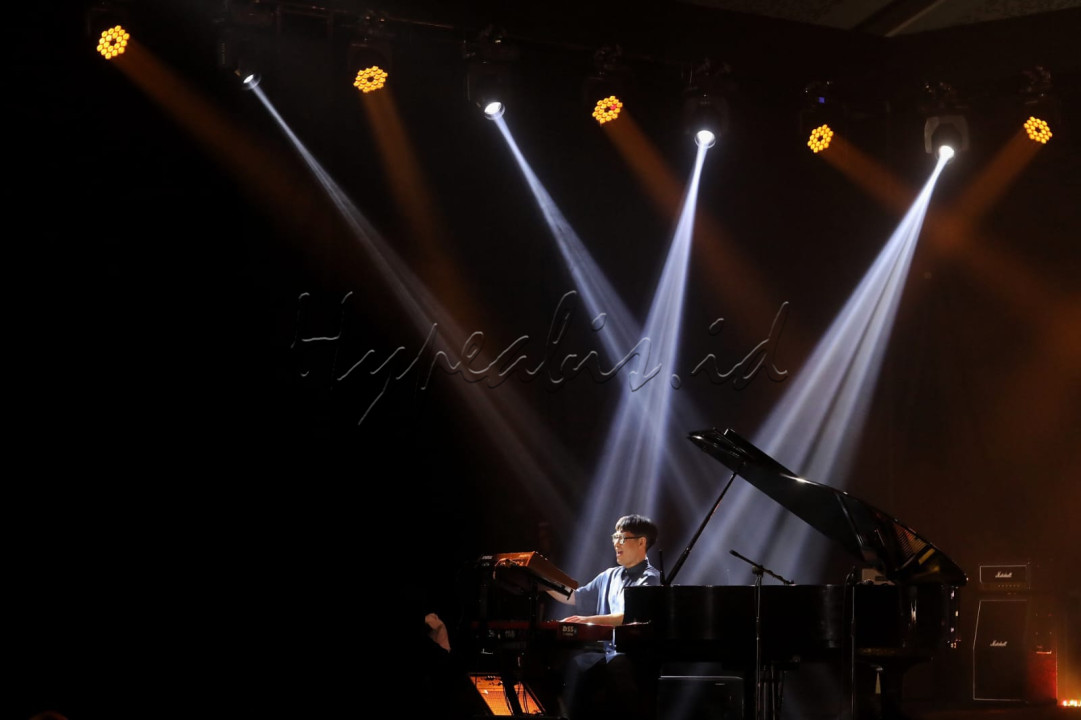 Tampil di Ascott Hall, panggung dibuka dengan sentuhan piano Yun Seok Cheol yang halus, tapi penuh intensitas. Suasana langsung terasa hangat saat Jeong Sang-yee di bass dan Kim Young-jin di drum melengkapi warna suara yang kaya dan dinamis, menciptakan fondasi ritmis yang solid.&nbsp;<br />
<br />
&nbsp;